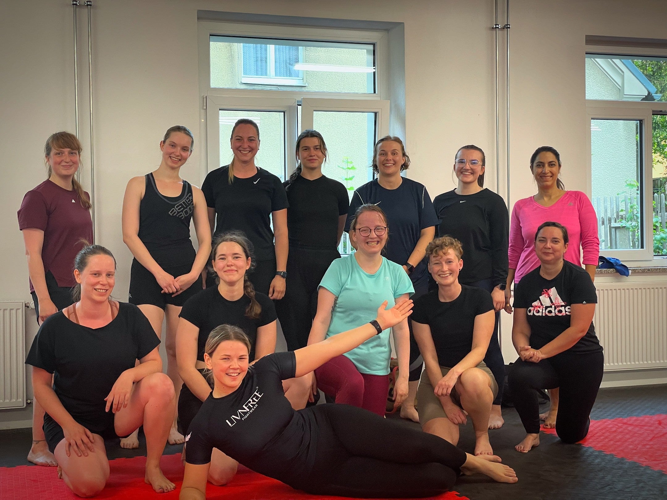 Gruppenfoto von Frauen im Kampfsportstudio nach dem Training, LivnFree Fightwear – Gemeinschaft im Kampfsport und Selbstverteidigung in Hof.