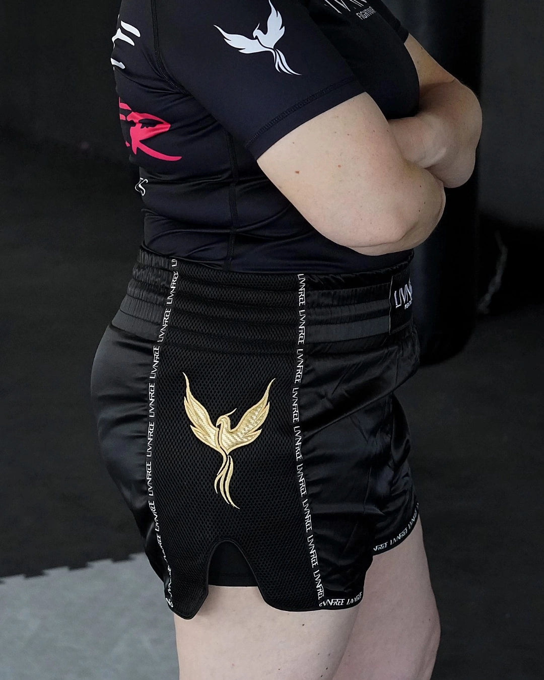 Seitenansicht der Muay Thai Shorts Aurelia mit goldenem Phönix auf Mesh-Einsatz