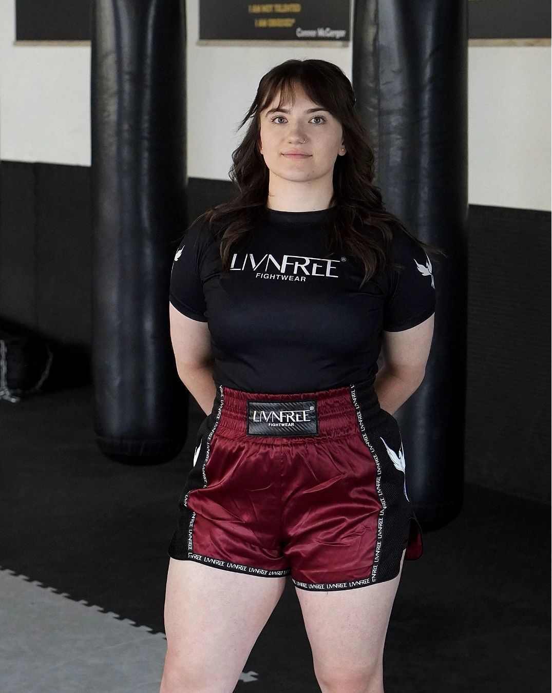 2-in-1 Fightwear Shorts in Burgund, Vorderansicht mit Hand an der Hüfte