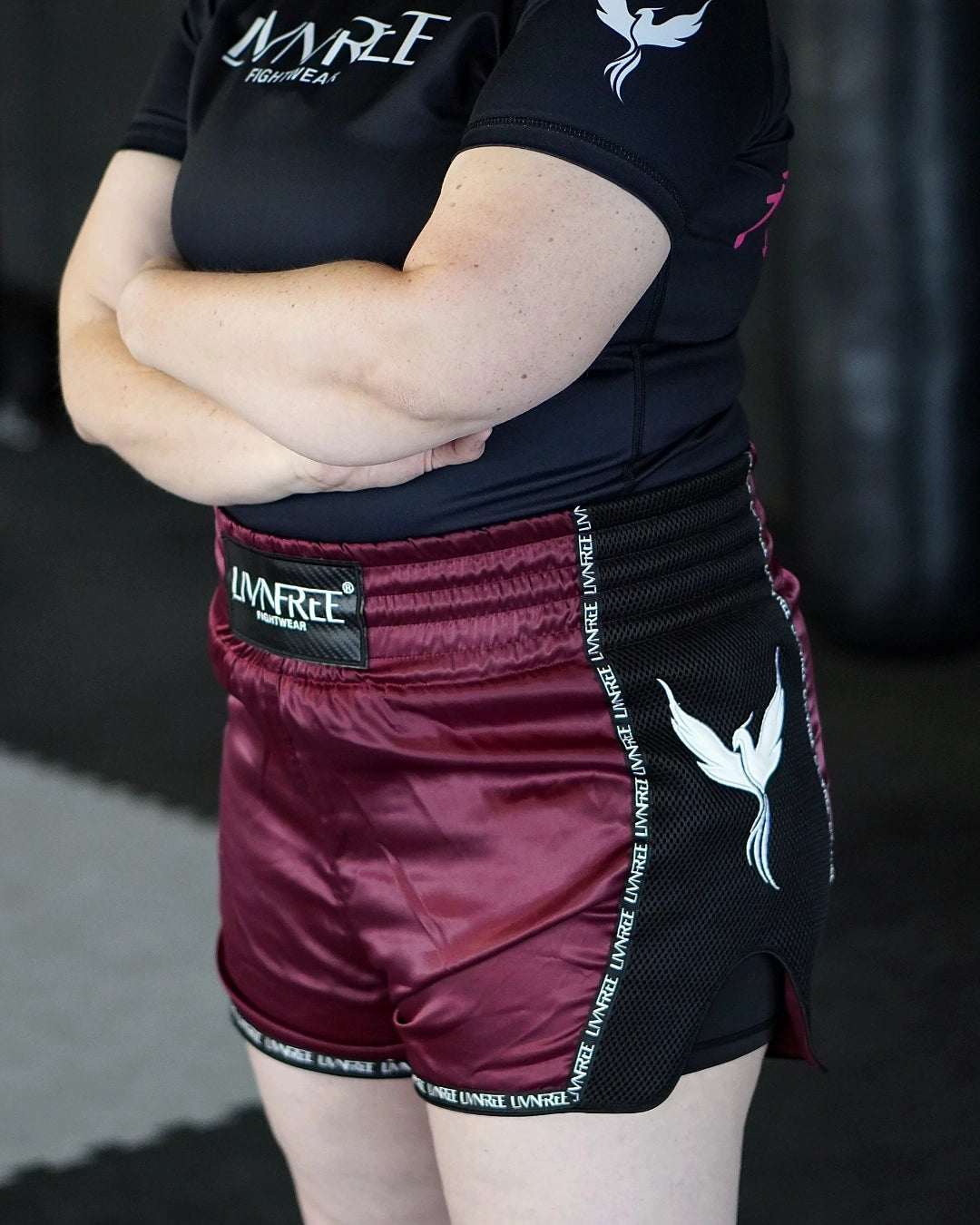 Seitenansicht der 2-in-1 Shorts in Burgund mit goldweißem Phönix auf schwarzem Mesh