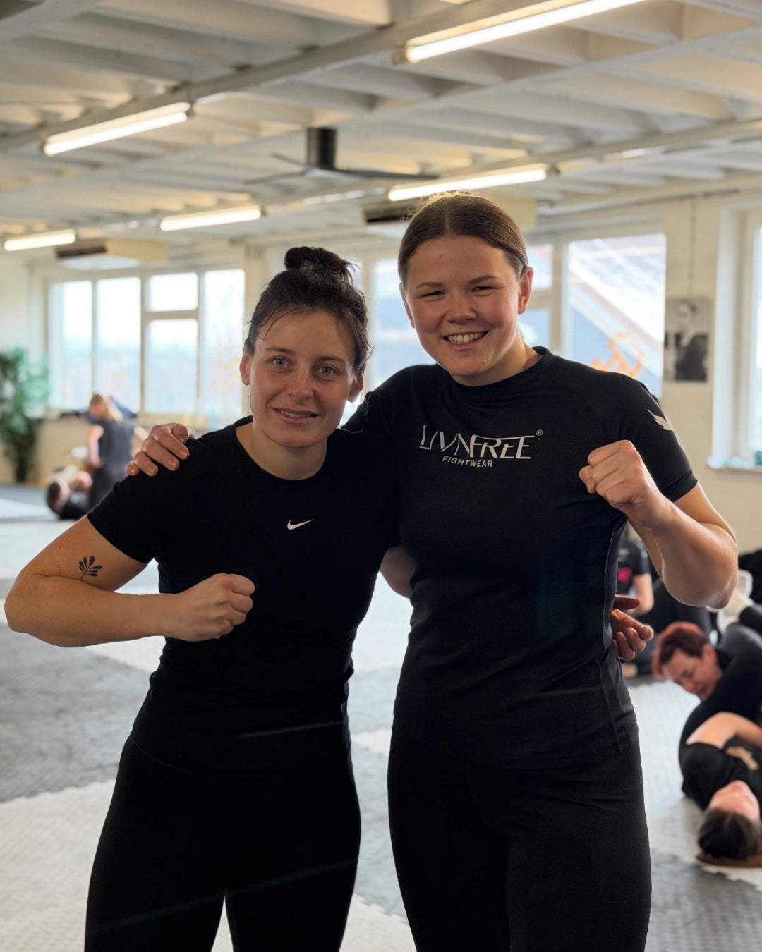Lachende Gründerinnen von Fightback Women auf der Matte  -einem SVKurs für Frauen in Hof und Umgebung