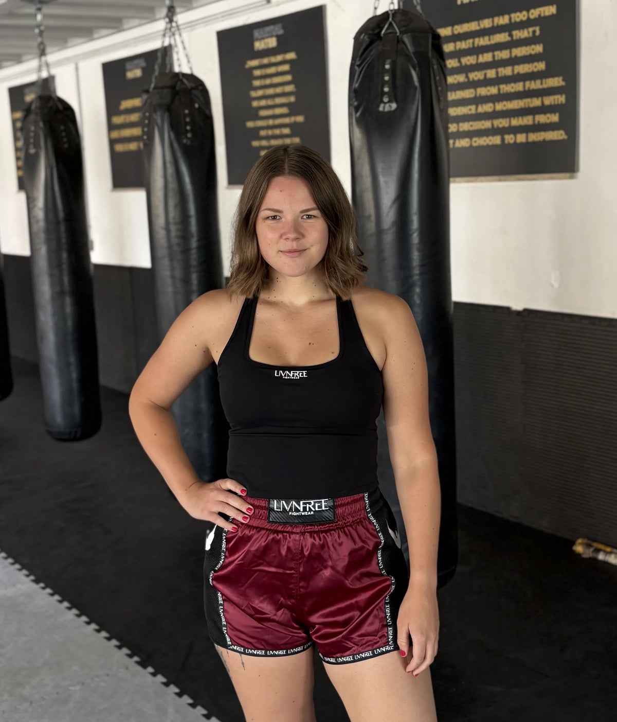 Gründerin von Livnfree im Livnfree Outfit mit CropTop und Muay Thai Shorts Burgunda