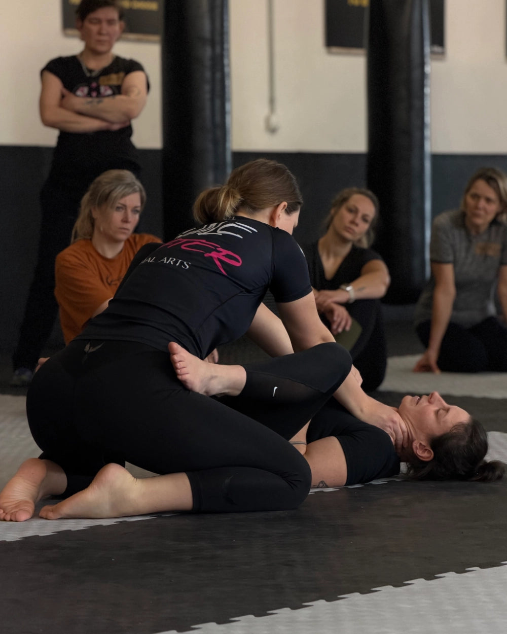Hannah zeigt in einem Workshop eine Technik am Boden