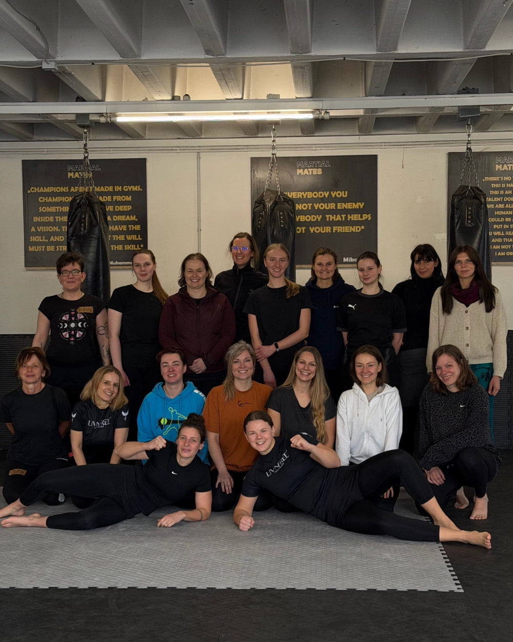 Gruppenfoto mit Teilnehmerinnen eines Workshops im Gym